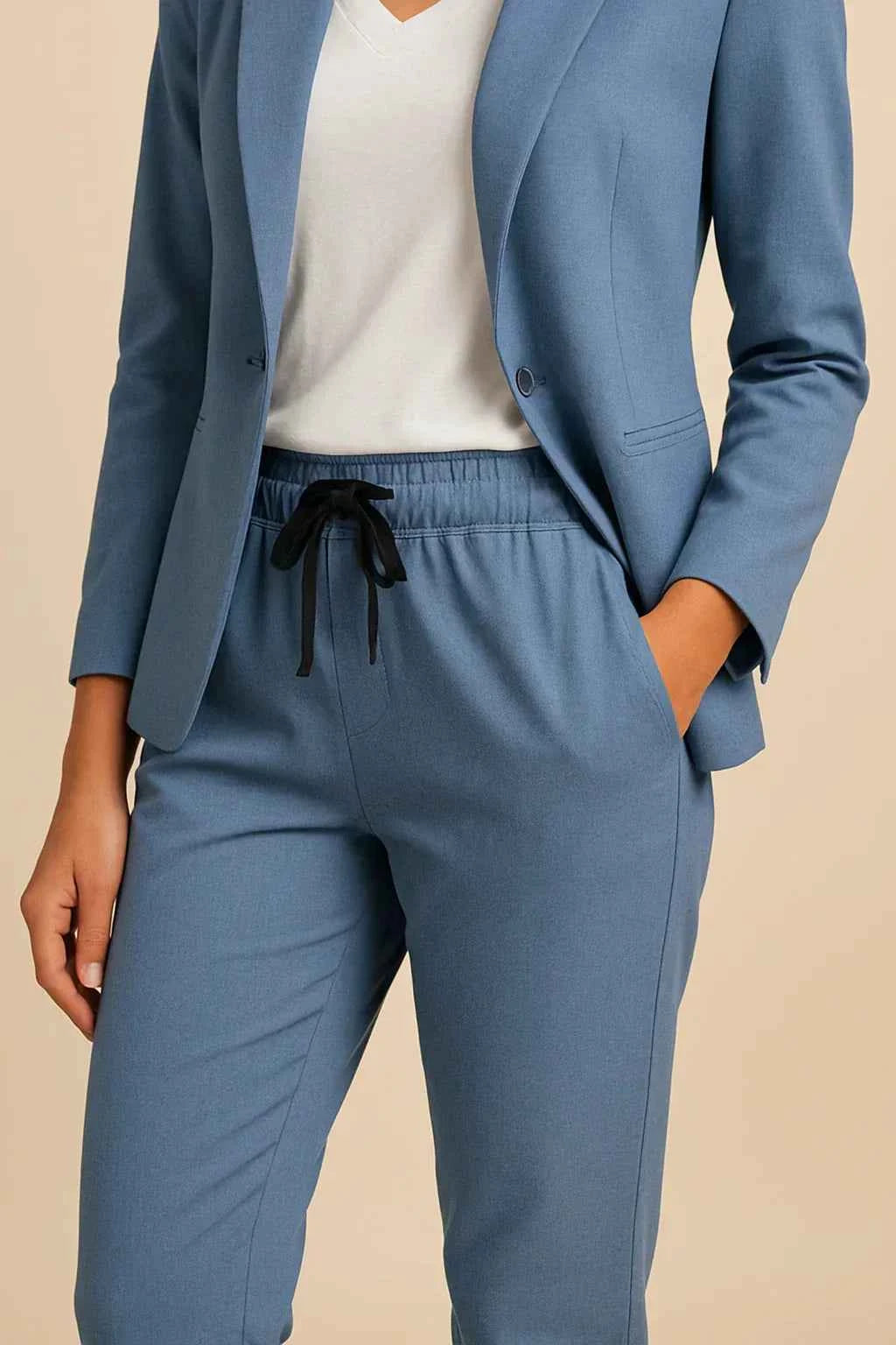 Elegant Tailored Women's Suit for Professional Confidence - New Family Finds