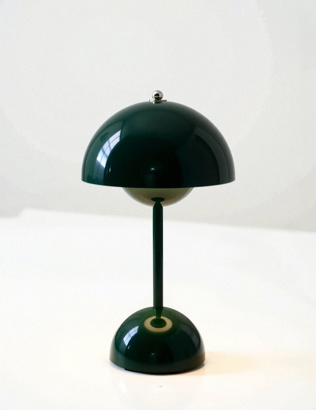 Veluce - Sophisticated Table Lamp Dark green