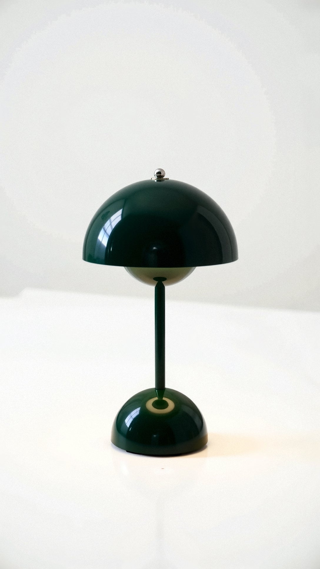 Veluce - Sophisticated Table Lamp Dark green