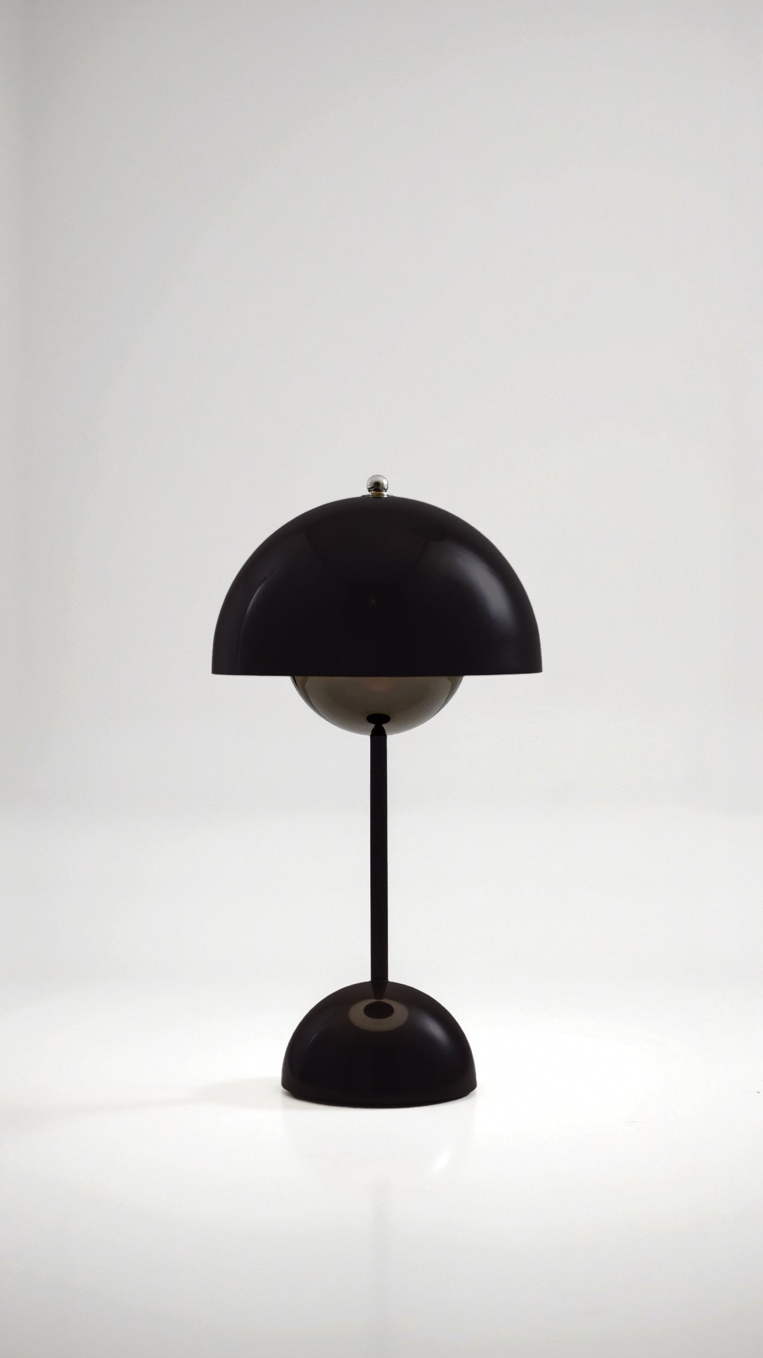 Veluce - Sophisticated Table Lamp Black