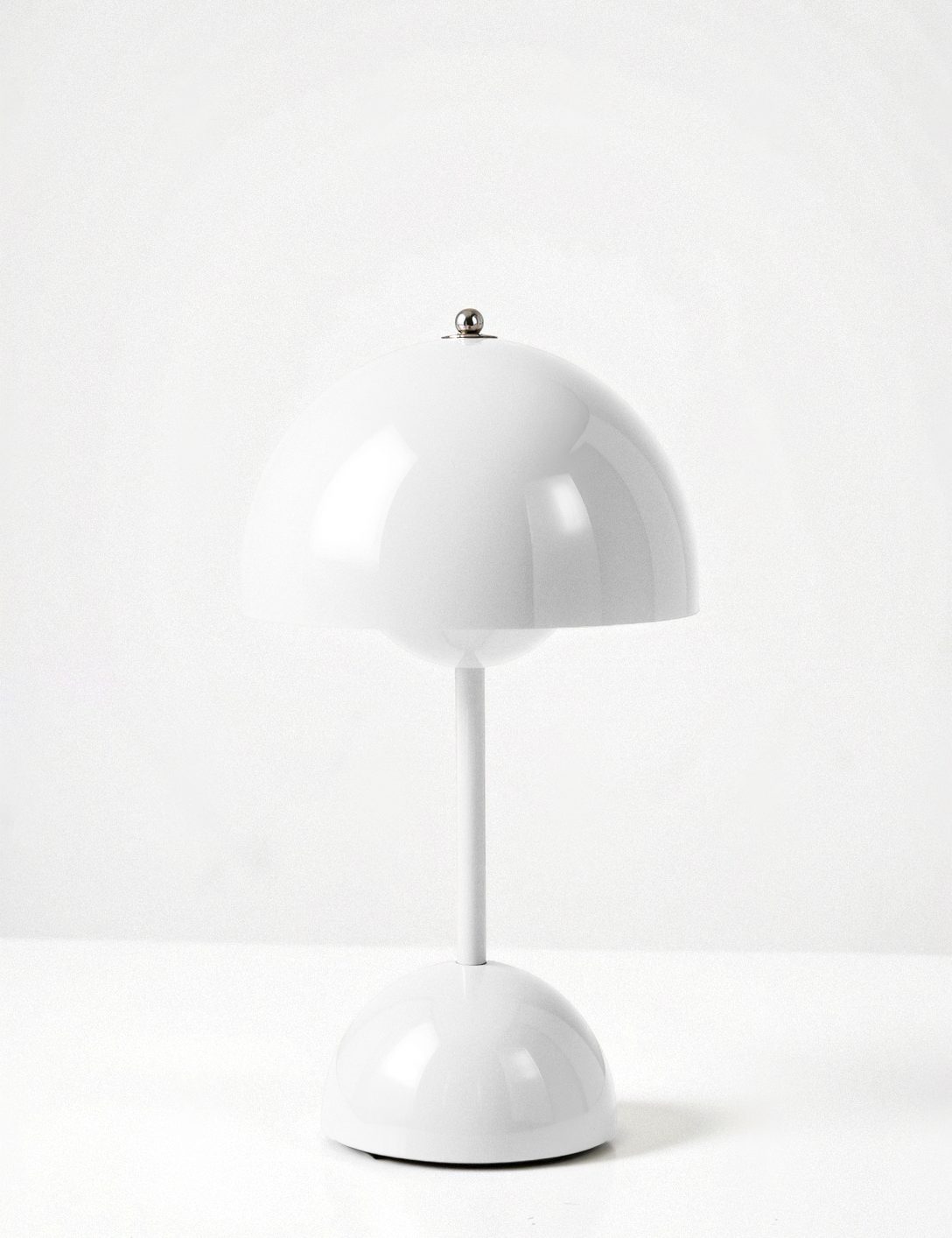 Veluce - Sophisticated Table Lamp White