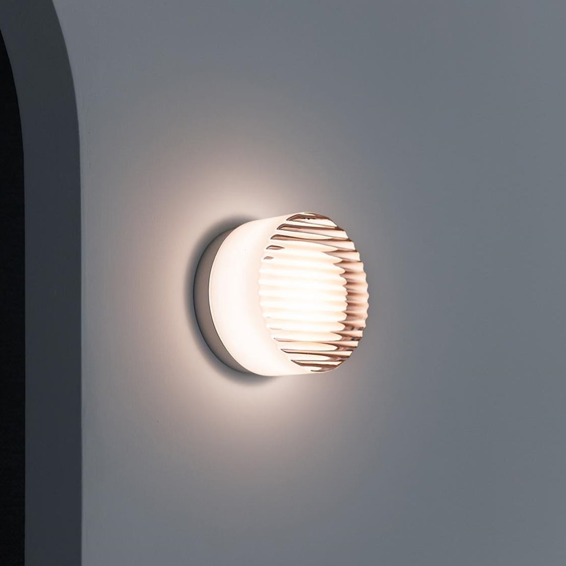 Contemporary Round Wall Sconce - Cristallin